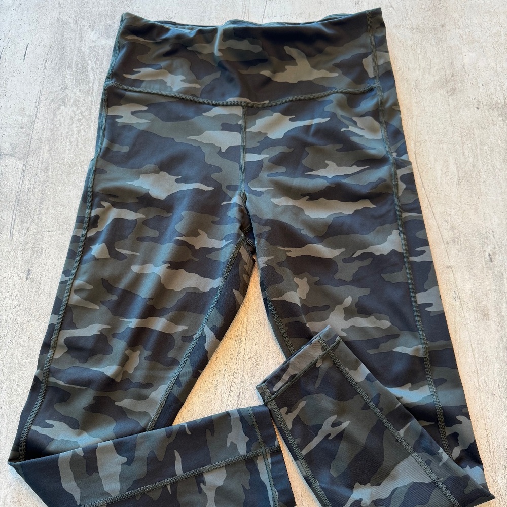 Athleta Camo 7/8 Tights Leggings Exercise Pants - Women's M